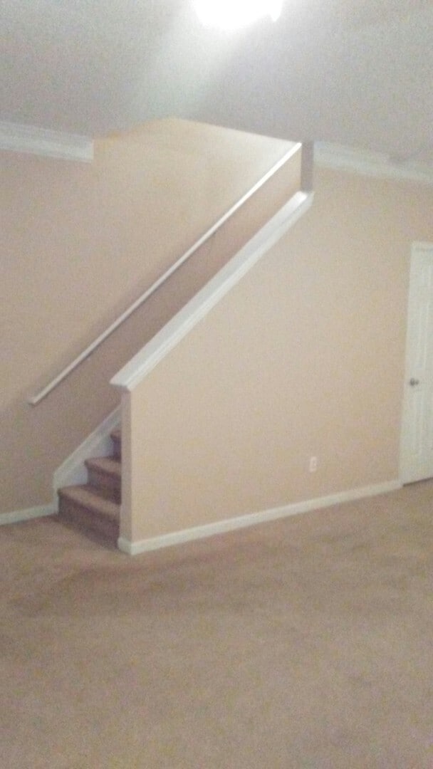 Building Photo - Available Now! 3 bed, 3 bath!