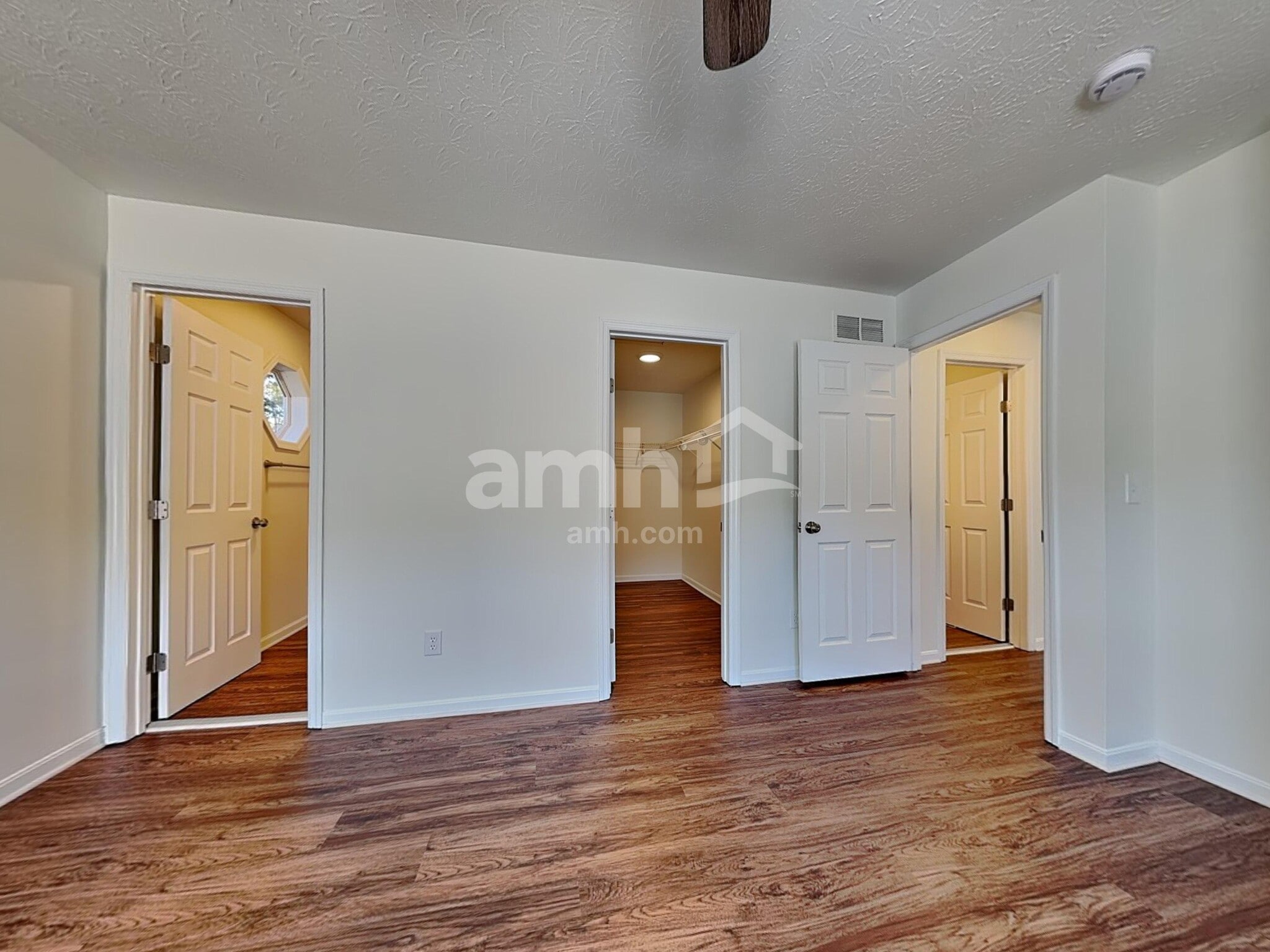 Building Photo - 3270 Village Dr