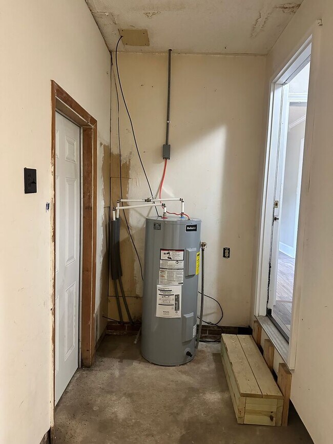 Building Photo - 810 W Country Club Dr