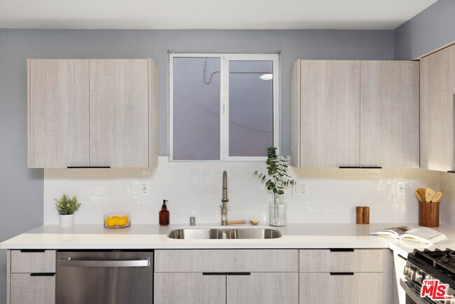 Building Photo - 1522 Cochran Ave