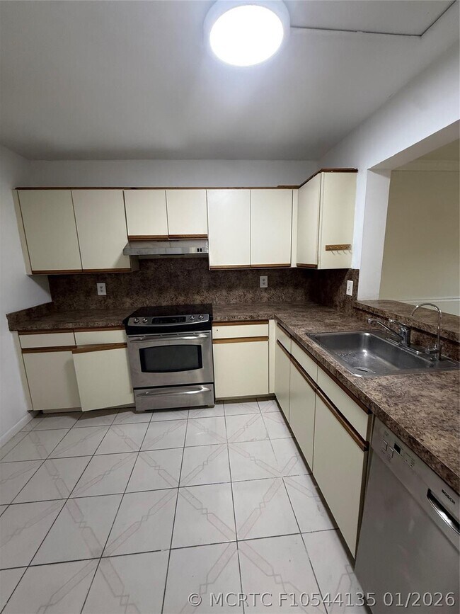 Building Photo - 2075 Coral Ridge Dr