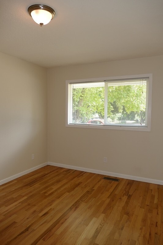 Building Photo - SE Garrett Dr - Milwaukie 3 bedroom with hardwood floors