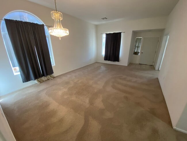 Building Photo - Wonderful 3 bed/2 bath home with a den located in Henderson.