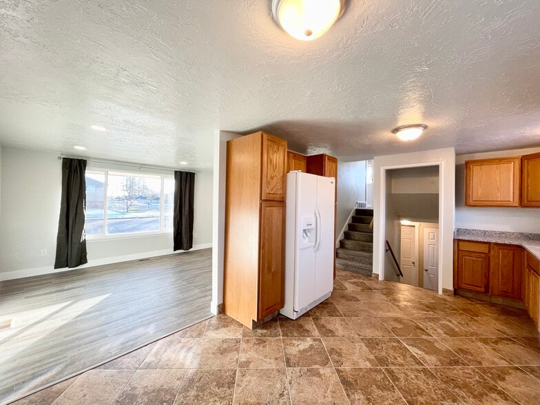 Building Photo - 564 W 5275 S