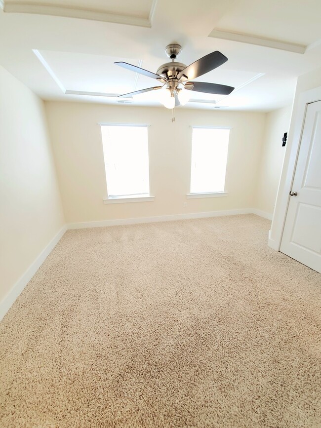 Building Photo - Beautiful townhouse close to uptown