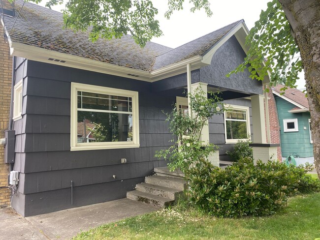 Building Photo - Arbor Lodge Bungalow!