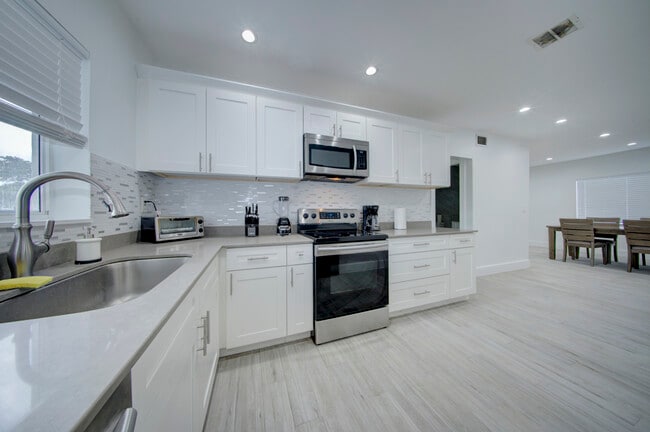 Building Photo - 4548 SW 24th Ave