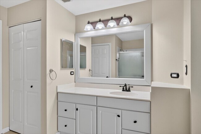 Building Photo - 1161 Hawthorne Ln