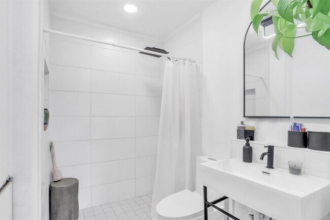 Building Photo - 9821 Walnut St