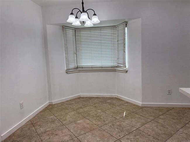 Building Photo - 702 Omega Cir
