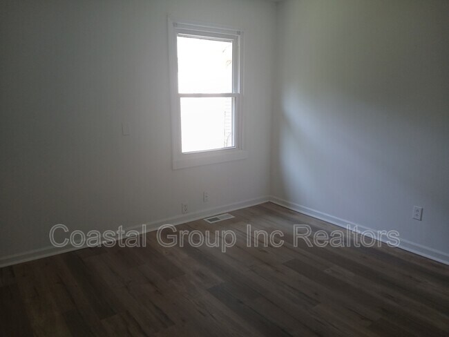 Building Photo - 861 W 48th St