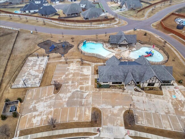 Building Photo - Adorable Brand New NE Edmond