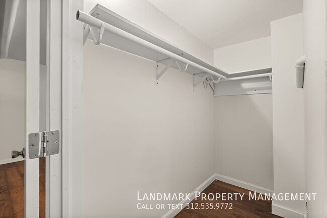 Building Photo - 3742 W Diversey Ave