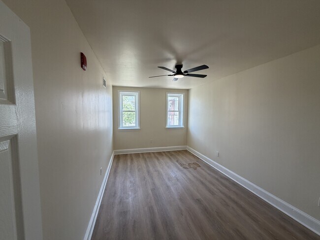 Building Photo - 1651 W Grange Ave