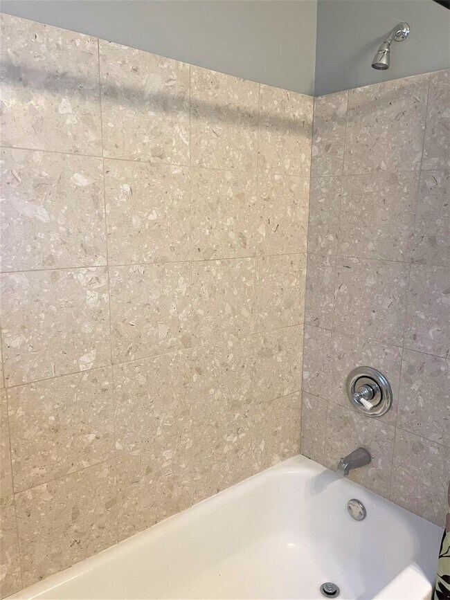 Building Photo - $1750 - Spacious & Updated 2B/2B Main Floo...