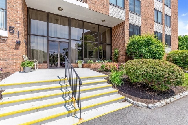 Building Photo - 51 Melrose St