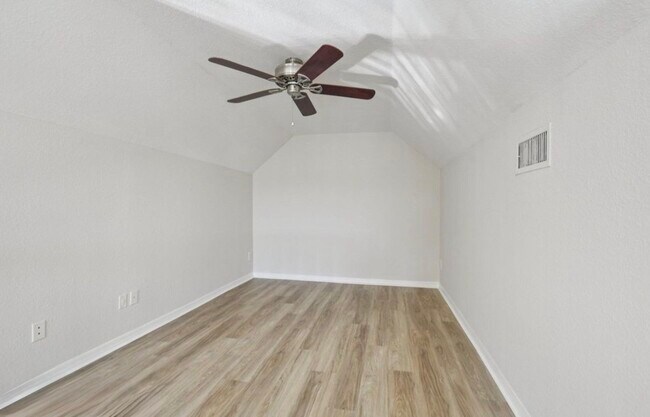 Building Photo - 13700 Richmond Park Dr N