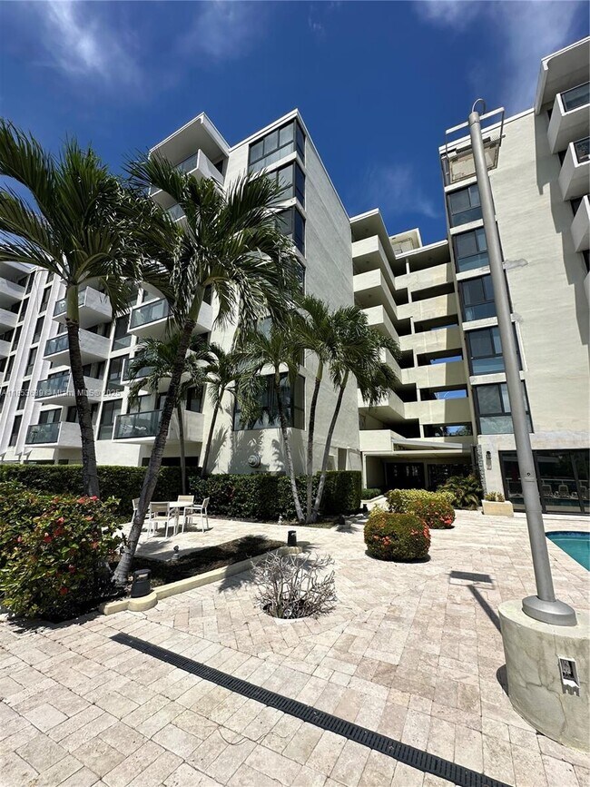 Building Photo - 9800 W Bay Harbor Dr