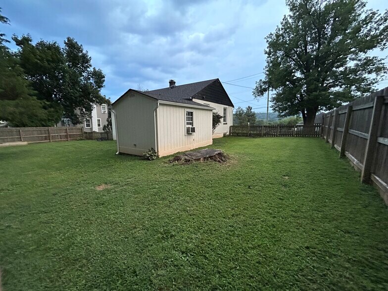 Building Photo - 15 E Pothouse Rd