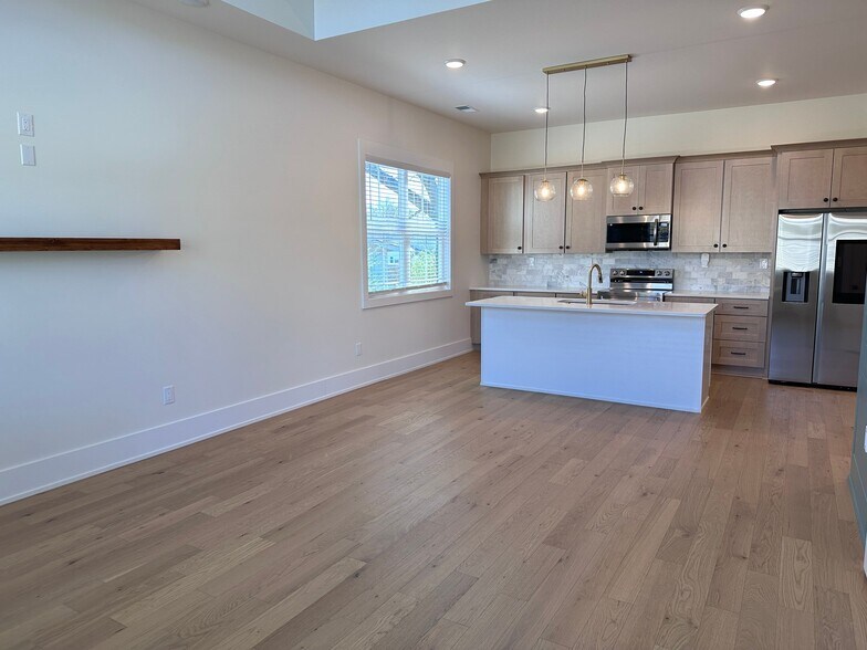 Building Photo - 136 McCowat St