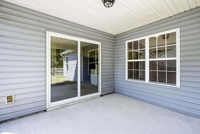 Building Photo - 215 Gardenview Ct NE