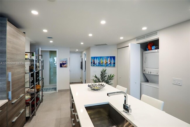 Building Photo - 650 NE 32nd St