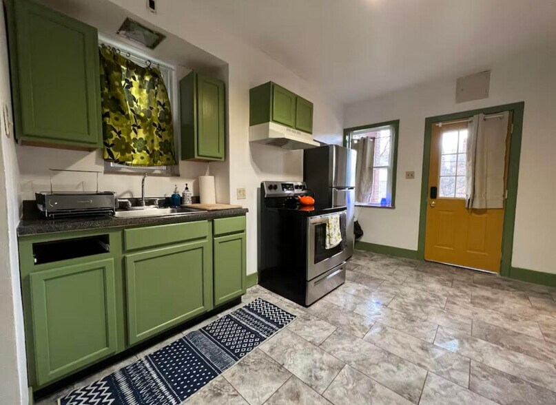 Building Photo - 822 N Euclid Ave