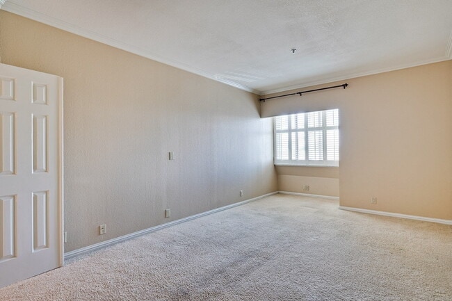 Building Photo - Large, Comfy 2BR, 2BA Condo with Convenient Location