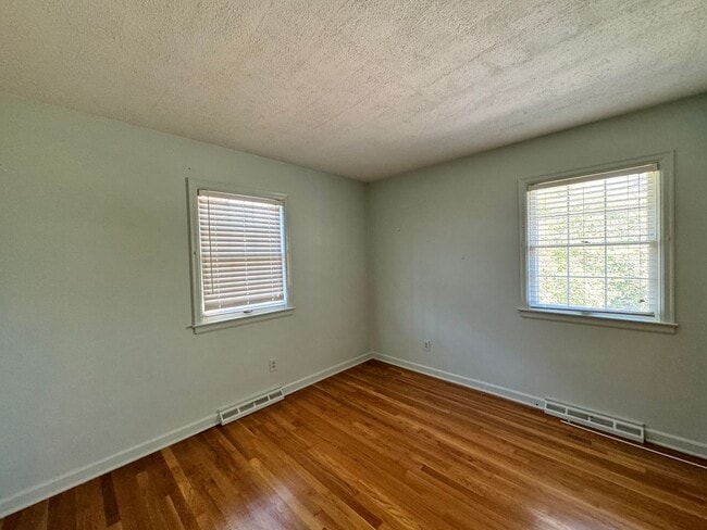 Building Photo - 3 Bedroom in Landsdowne!