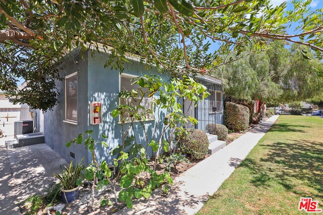 Building Photo - 1944 Cloverfield Blvd