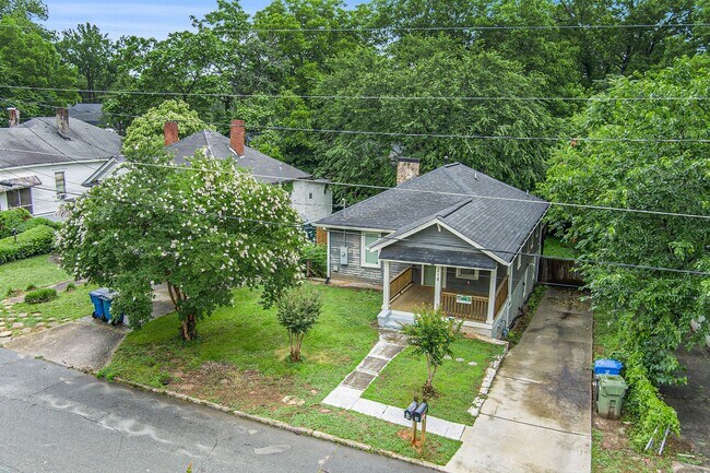 Building Photo - 3 Bedrooms 2 Bathrooms | Landscaping Included