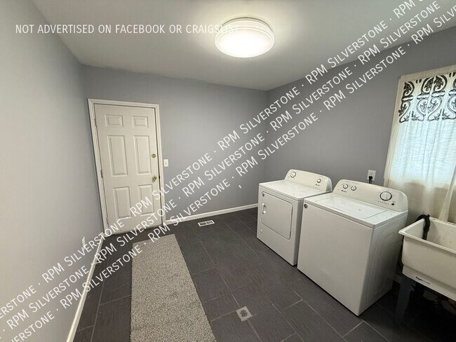 Building Photo - 5283 Rostraver Ct