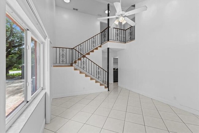 Building Photo - 5410 SW 43rd Terrace