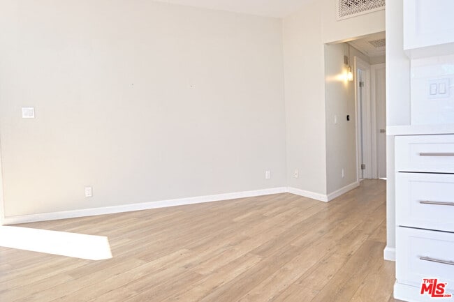 Building Photo - 842 11th St