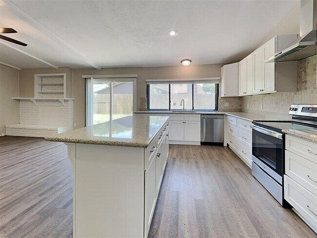 Building Photo - 5618 Hickory Forest Dr