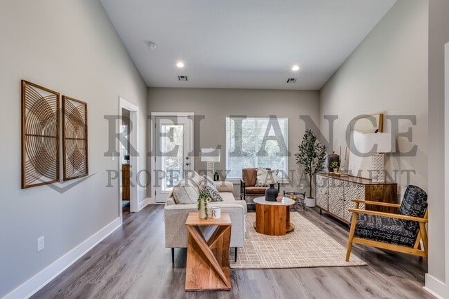 Building Photo - 4928 N Vassar Ave