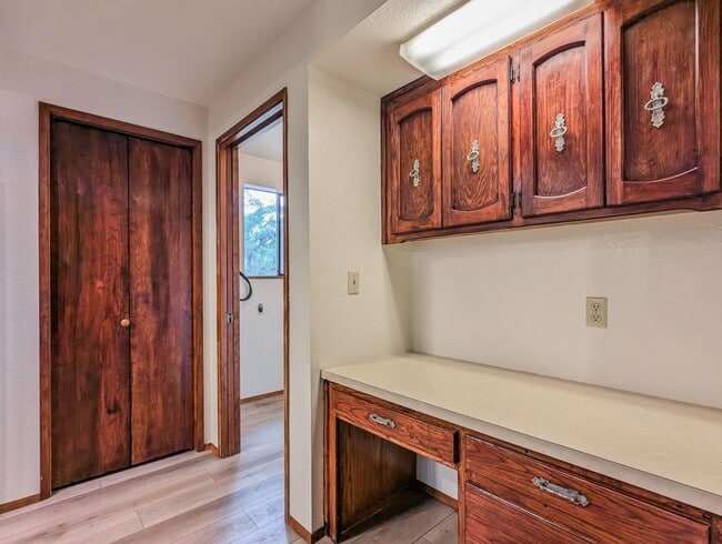 Building Photo - Move in ready 3 bedroom, 2.5 bath home wit...