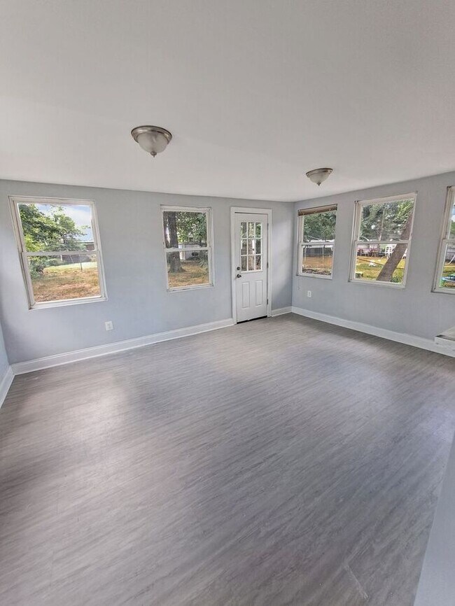 Building Photo - Mid-Century Modern SFH 3-Level, All Utilit...