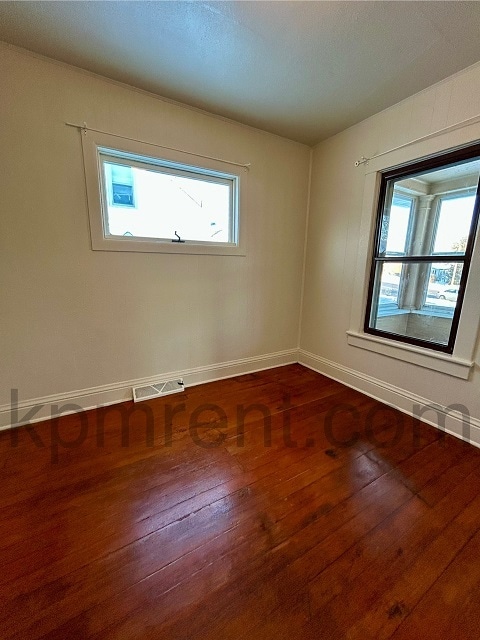 Building Photo - 606 5th Pl SE