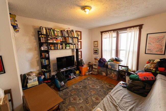 Building Photo - Huge sunny vintage 4bedroom apartment