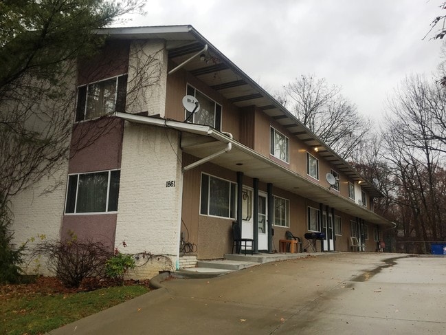 7 large townhouse apartments with basements - 1861-1873 Cromwell Dr