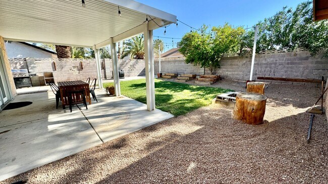 Building Photo - Gorgeous, renovated 4-bedroom home central...