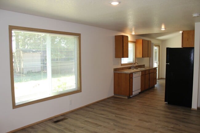 Building Photo - Four bedroom, two bath family home on quiet Beaverton street