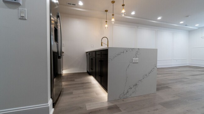 Building Photo - Contemporary 2-Bed, 2-Bath Garden Apartment in Uptown – Move-In Ready!