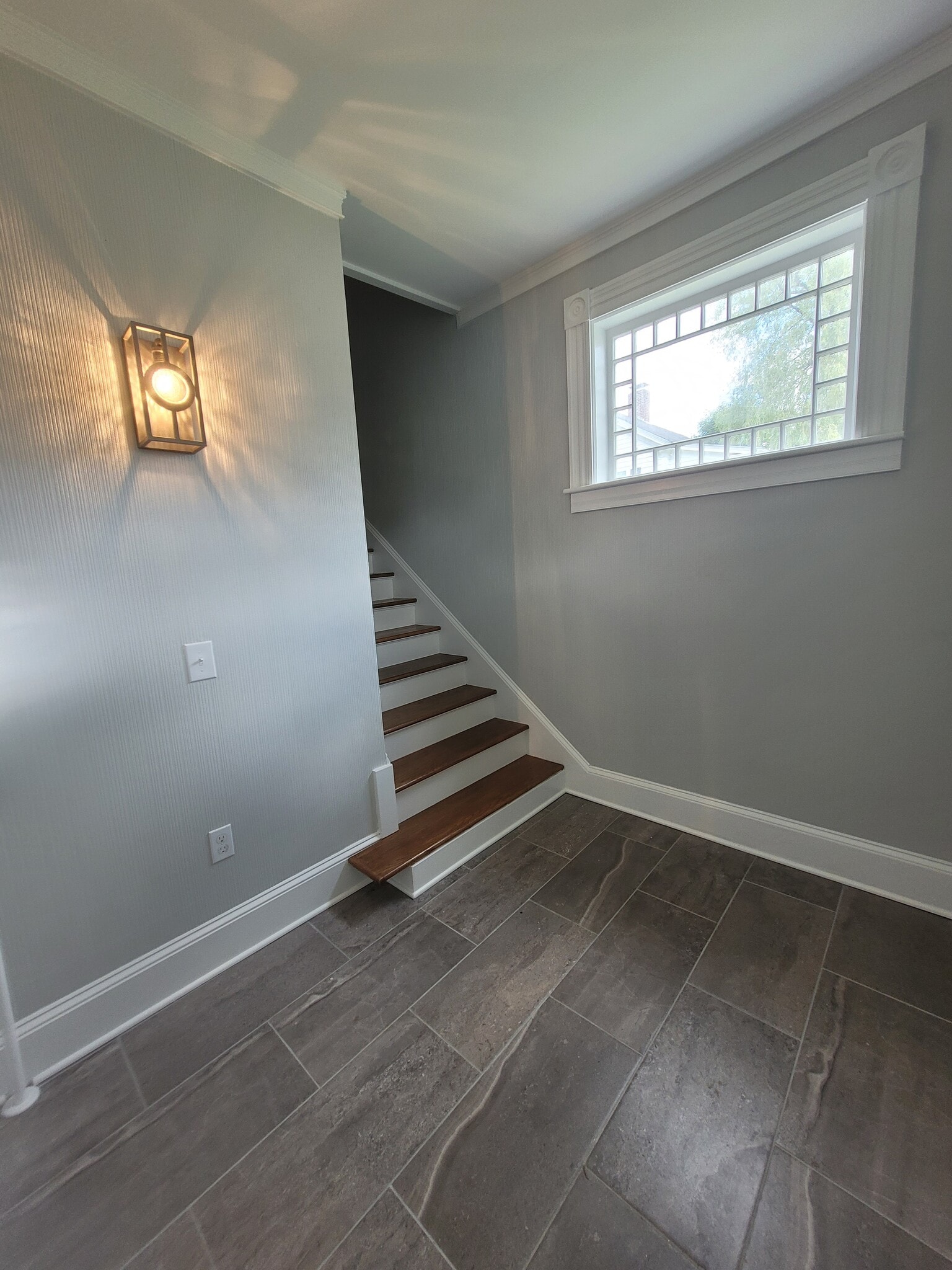 1st floor entry - 232 Broadway