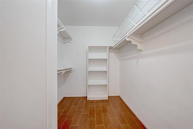 Building Photo - 2022 Highland Hills Dr