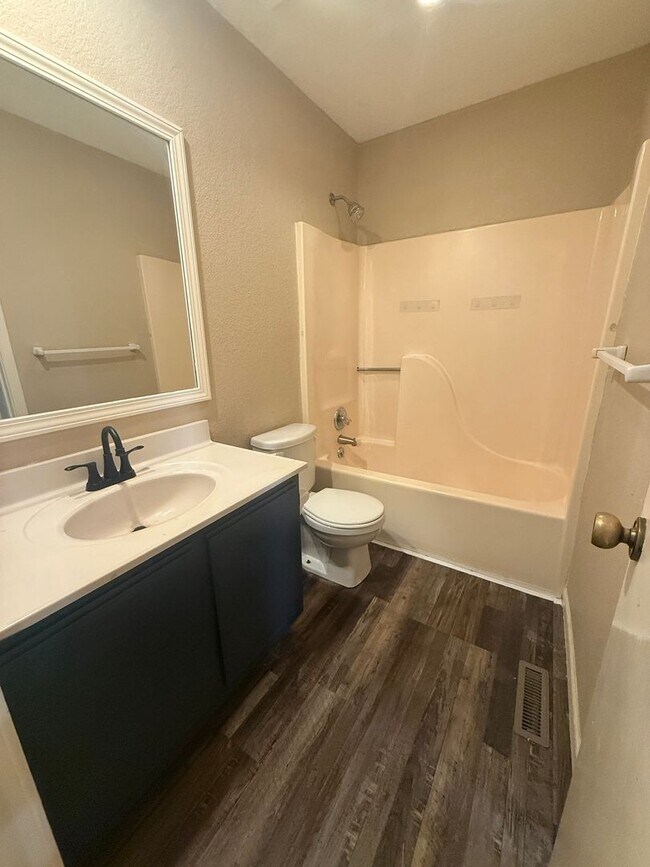 Building Photo - 708-710 SW 37th St Duplex