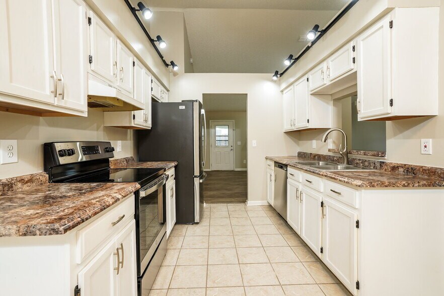 Building Photo - 3298 Deerfield Pointe Dr
