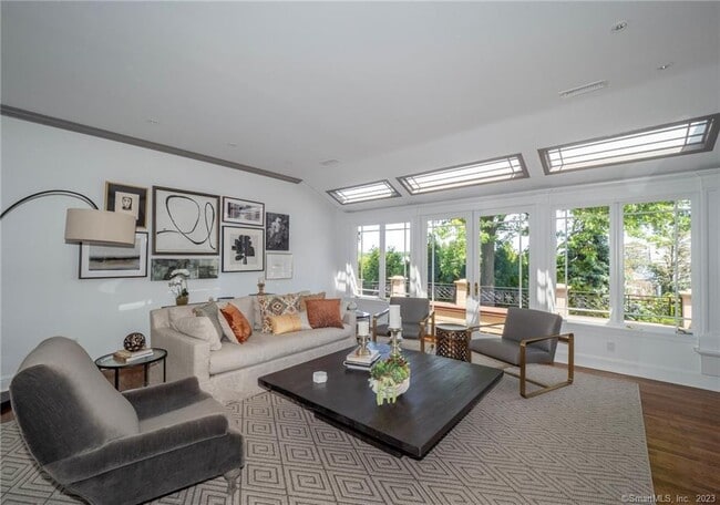 Building Photo - 10 Bluewater Hill S