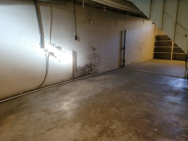 Building Photo - 903 S Rutan St